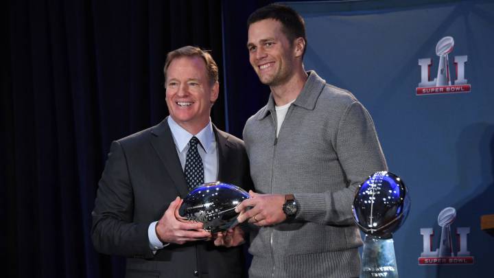 Tom Brady recibió el MVP de la Super Bowl de manos de Roger Goodell