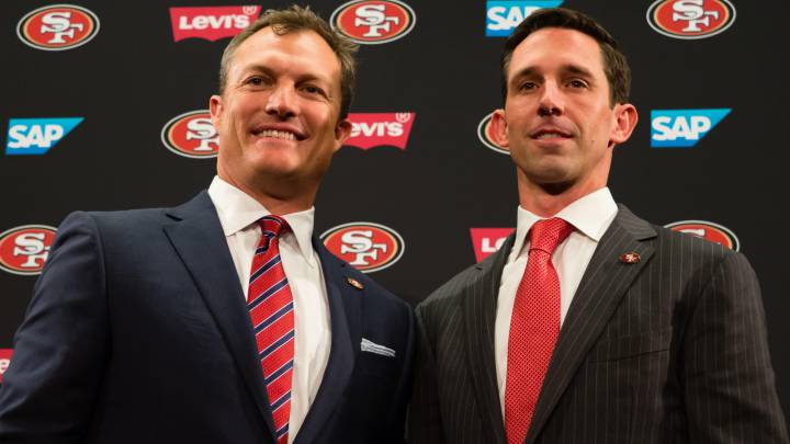 Kyle Shanahan, nuevo head coach de San Francisco 49ers, junto a John Lynch, nuevo general manager de la franquicia.