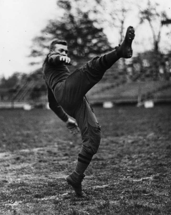 Es asombroso advertir como a Ike le resultó más sencillo dirigir a 1.500.000 de hombres el Dia D que patear con estilo un balón de football.