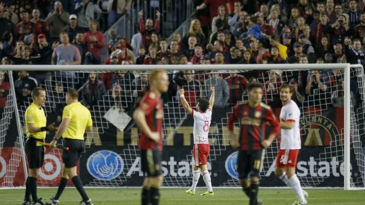 Atlanta condena cantos homofóbicos en su juego de debut