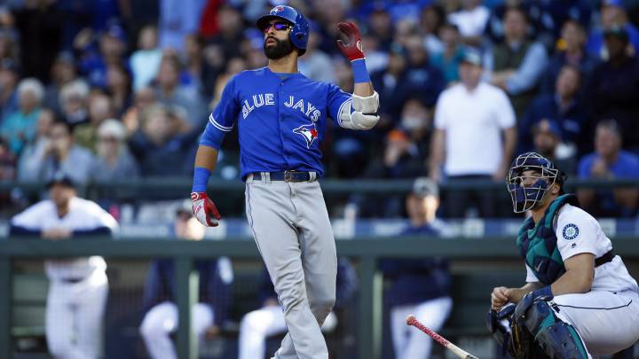 José Bautista seguirá durante un año más como mínimo con los Toronto Blue Jays.