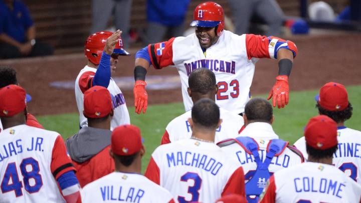 Nelson Cruz celebra con sus compañeros de Dominicana el home run conseguido contra Venezuela en el Clásico Mundial.