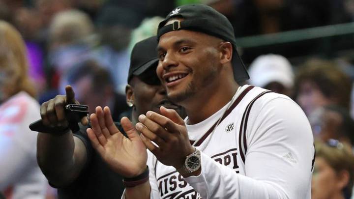 Dak Prescott estuvo presente en la victoria de Mississippi State antes las Huskies en la NCAA femenina de baloncesto.