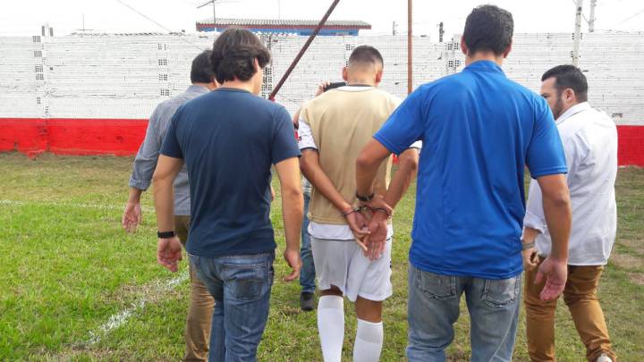 ¡Lo nunca visto! Un jugador es llevado preso en pleno partido