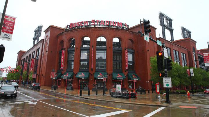Mujer recibe un balazo durante juego de los Cardinals