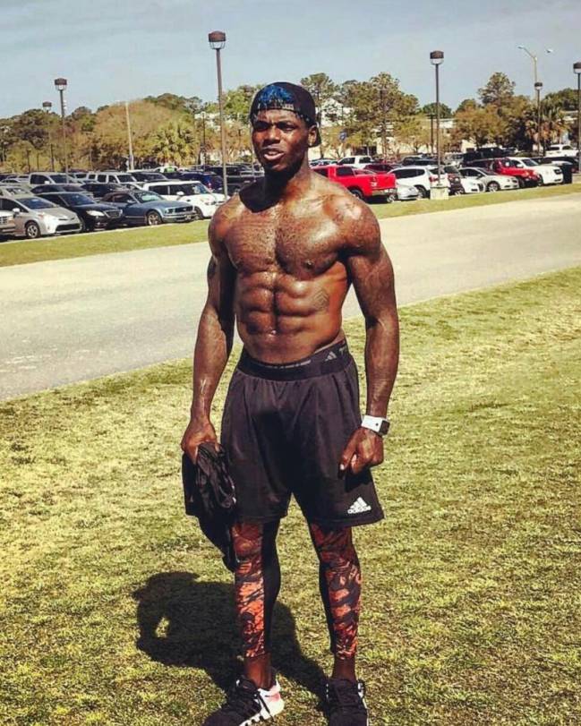 Foto de Josh Gordon mostrando su estado de forma.