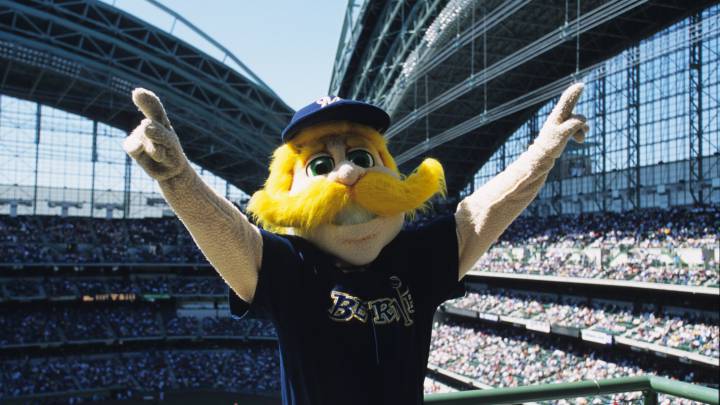 Bernie Brewer está más que feliz con el sensacional inicio de año de sus Milwaukee Brewers.