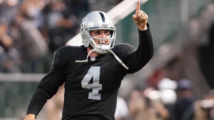 Derek Carr no quiere que su renovación le distraiga durante el año.