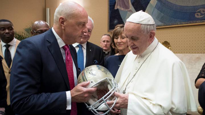 Miembros del Hall of Fame de la NFL visitan al Papa Francisco