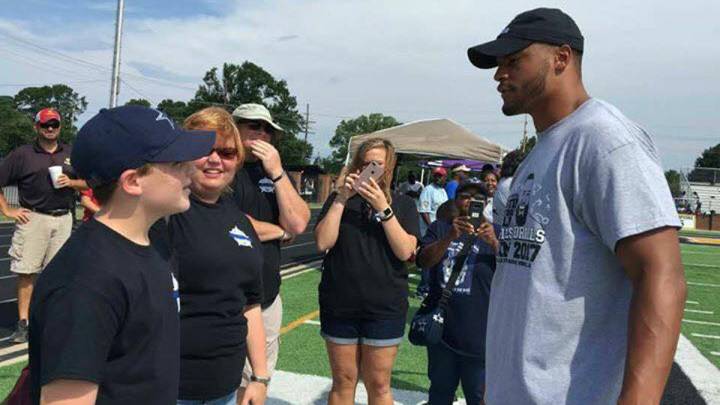 Dak Prescott da una alegría al hijo de un policía asesinado