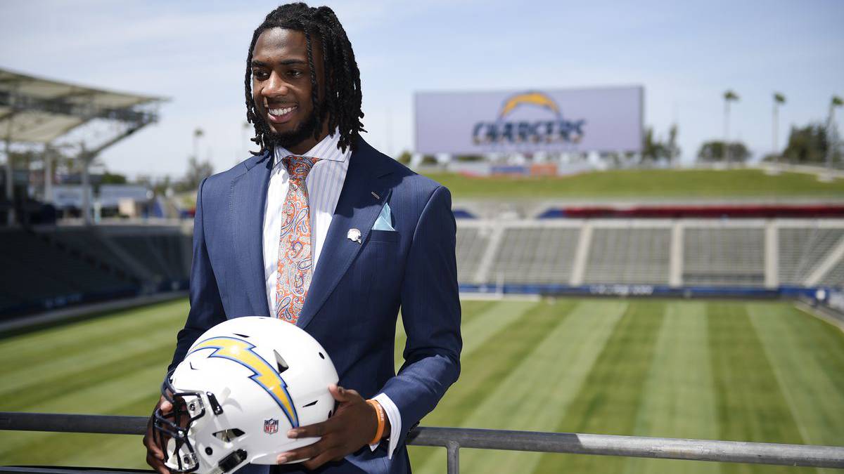 Debido a la hernia discal que sufre en su espalda, está por ver el impacto de Mike Williams con Los Ángeles Chargers.