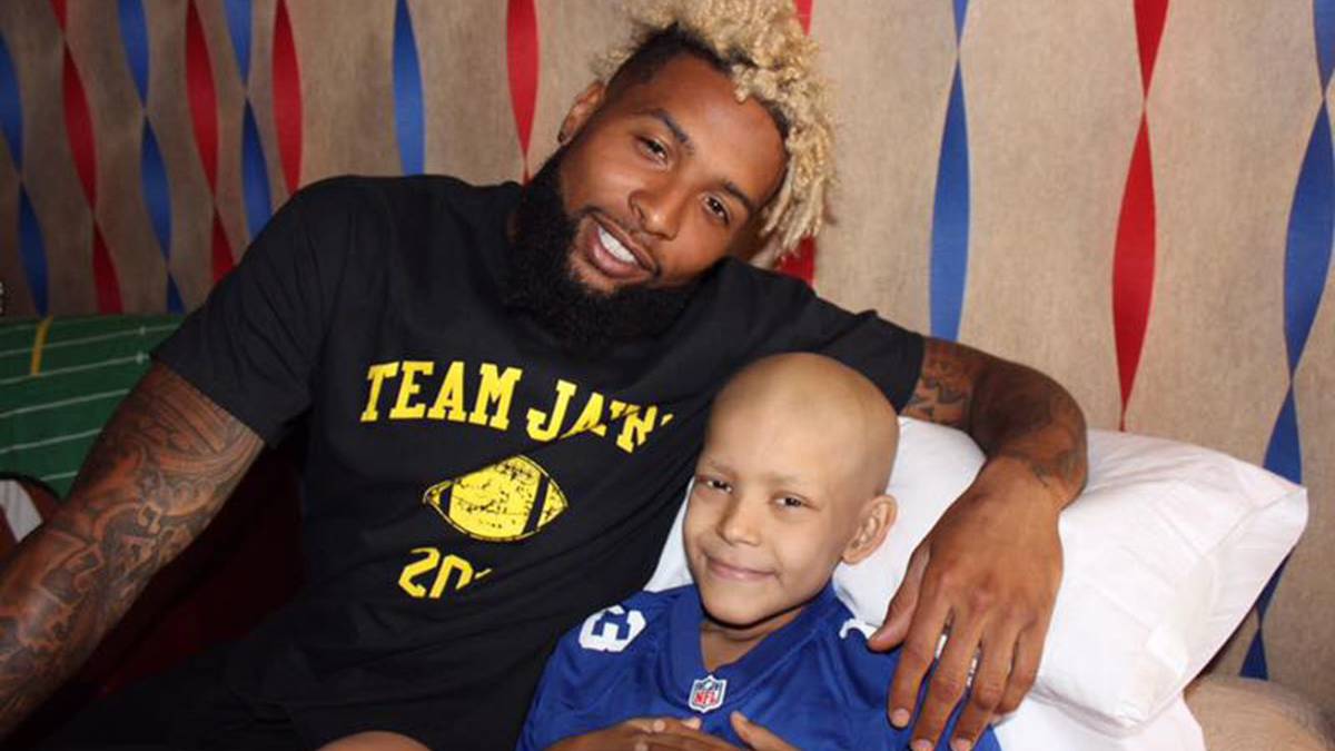 Odell Beckham Jr. acudió a un hospital para darle una sorpresa a un niño enfermo de cáncer.