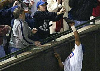 Los Cubs le entregan anillo de Serie Mundial a Steve Bartman