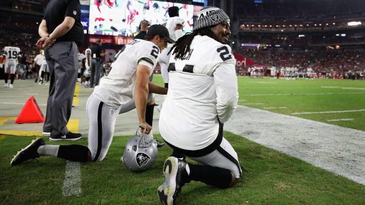Marshawn Lynch protesta ante el himno norteamericano