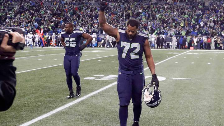 Michael Bennett realizó el mismo gesto que Colin Kaepernick para mostrar su apoyo a la causa del quarterback.