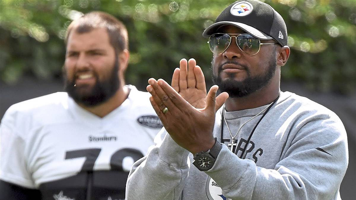 Mike Tomlin, entrenador de los Pittsburgh Steelers, no está de acuerdo con la actitud de Alejandro Villanueva.