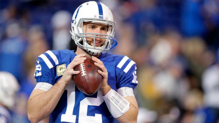 Andrew Luck espera encontrar la solución a sus problemas en el hombro en Europa.