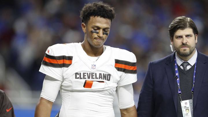 DeShone Kizer tuvo que abandonar el terreno de juego tras recibir un fuerte golpe en las costillas.
