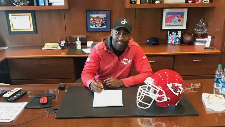 Darrelle Revis firmó un contrato por dos años, 10 millones el segundo, con los Chiefs que llevaban varias semanas sufriendo mucho en secundaria.