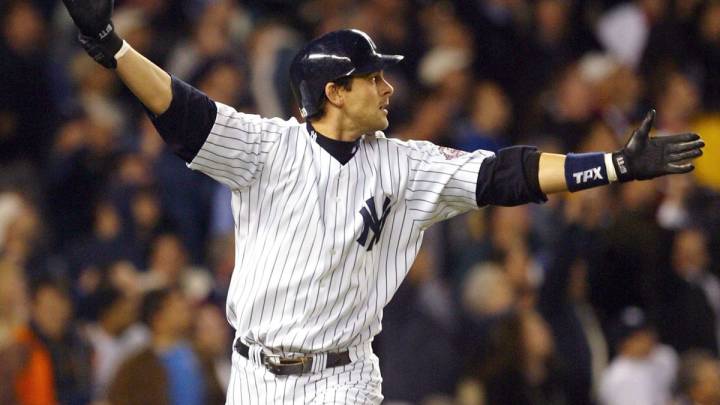 Aaron Boone consiguiendo el momento más icónico de su carrera como jugador con los New York Yankees.
