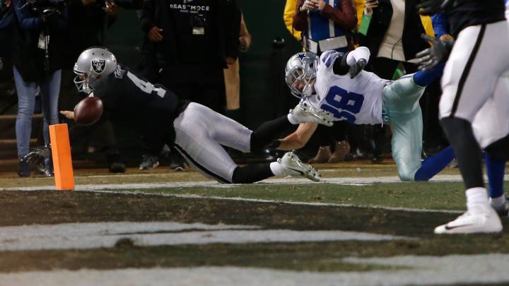 Los Cowboys se aferran a la vida cortesía de los Raiders