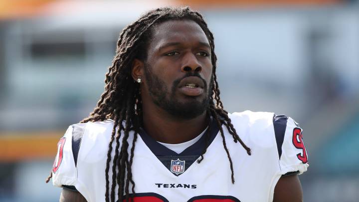 Jadeveon Clowney llenó sus botes de basura con regalos