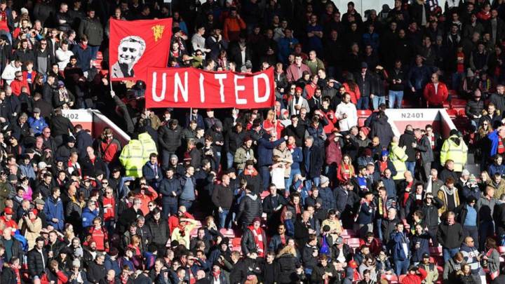 Burlas de la afición del United en el Pizjuán por la eliminación del City