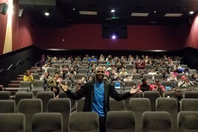 Mike Adams en el estreno de Black Panther.
