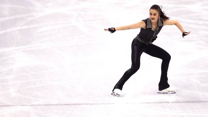 Patinadora baila al ritmo de AC/DC en la pista de hielo