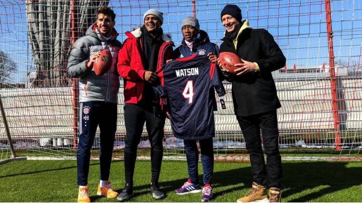 Martínez, Watson, Alaba y Lewandoski (de izquierda a derecha) combinando el futbol y el futbol americano.