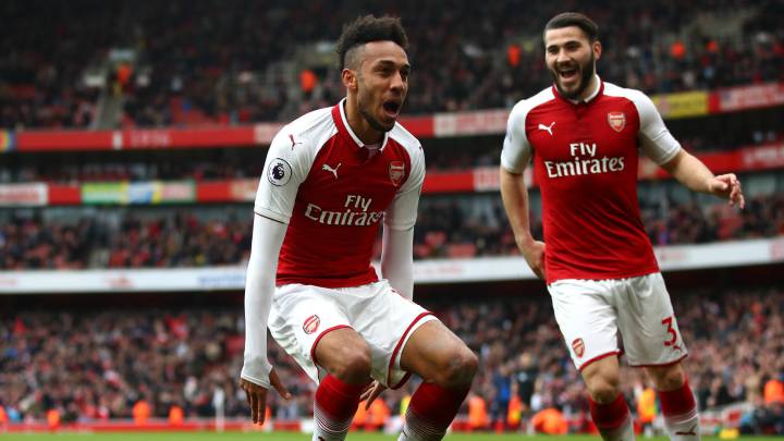 Arsenal – Milán: horario, canal de TV y cómo ver en vivo online - Jugadores con uniforme blanquirojo celebran un gol con la tribuna