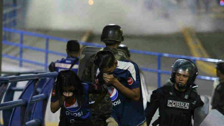 El Olimpia vs Motagua concluye con violencia en las tribunas