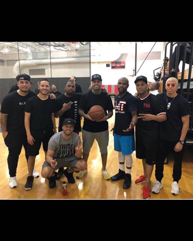 Floyd y Nicky Jam jugando baloncesto.