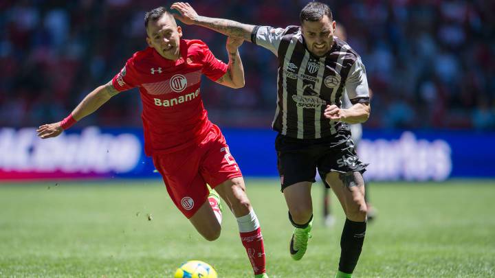 Necaxa - Toluca: horario, canal de TV y cómo ver en vivo online. Jugadores disputan el balón, ambos corren detrás de la pelota en un día soleado