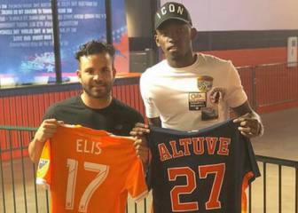 Reunión de ídolos en Houston: Altuve y Elis cambian camisetas