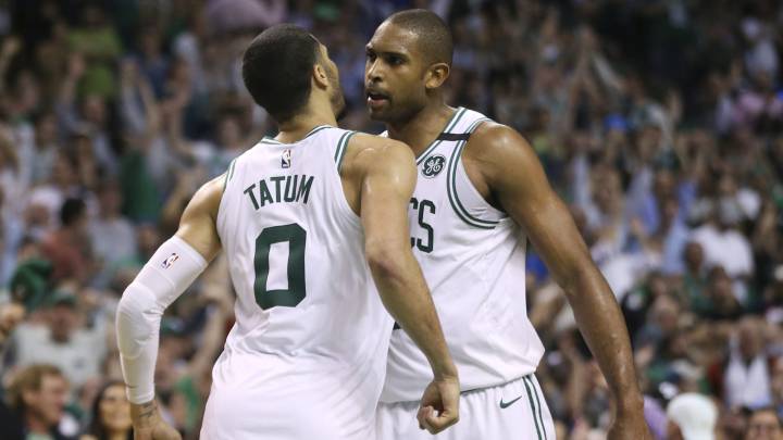 Jayson Tatum y Al Horford, de los Boston Celtics