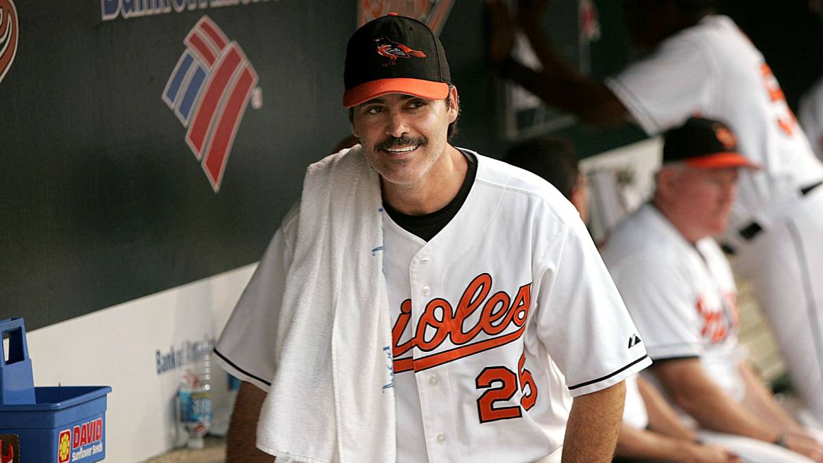 Rafael Palmeiro comienza regreso a las Grandes Ligas