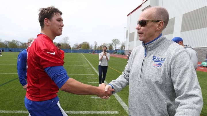 Josh Allen busca seguir los pasos de Jim Kelly en los Bills