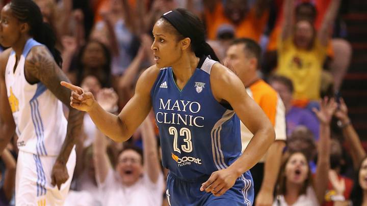 Maya Moore recrea icónica imagen de Michael Jordan