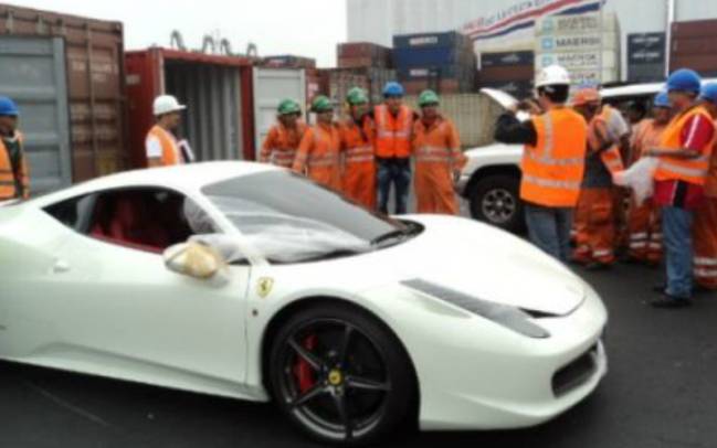 Guerrero recibiendo su lujoso Ferrari en el puerto.
