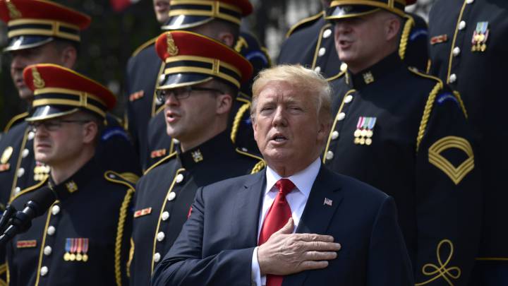 Donald Trump se olvida de la letra del 'God Bless America'