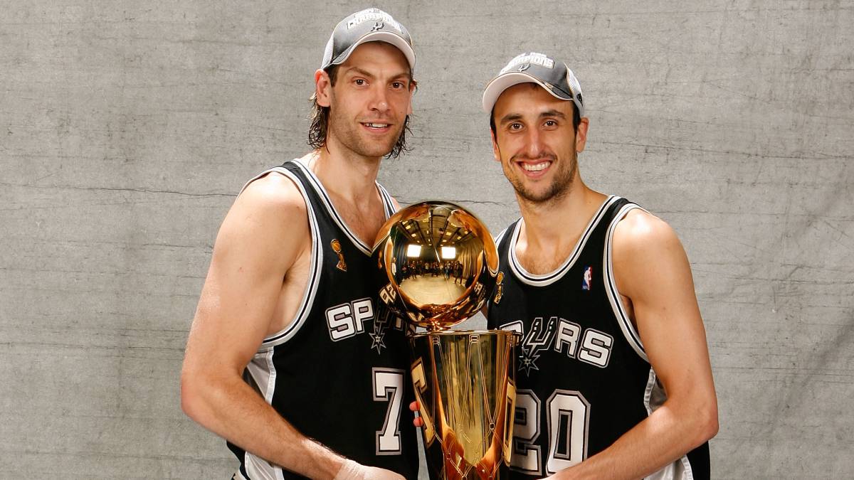Fabricio Oberto and Manu Ginobili of the San Antonio Spurs