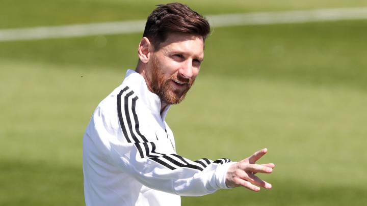 Aficionados albicelestes rogaban a los jugadores de Argentina por una foto y el único que se detuvo fue Lionel, quien fue alabado por esta acción.