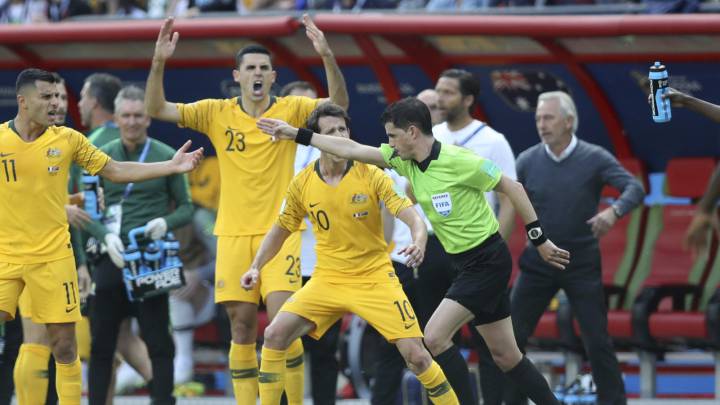 ¡Histórico! El primer penal marcado por el VAR en un Mundial