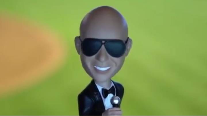 Pitbull llega a los Marlins... como un bobblehead