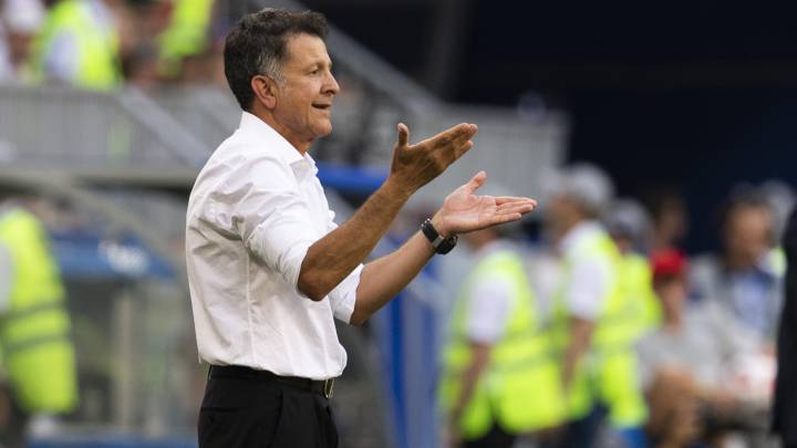 El DT cafetalero fue visto en el hotel de concentración de la Selección colombiana y se dio tiempo de posar para las fotos que le pidieron los aficionados.
