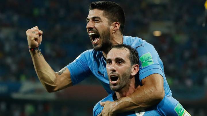 Diego Godín y Luis Suárez, jugador de Uruguay