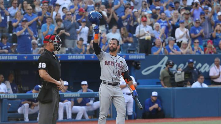 Aplausos reciben a José Bautista en su antigua casa