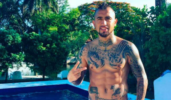 Vidal mostrando sus diversos tatuajes.