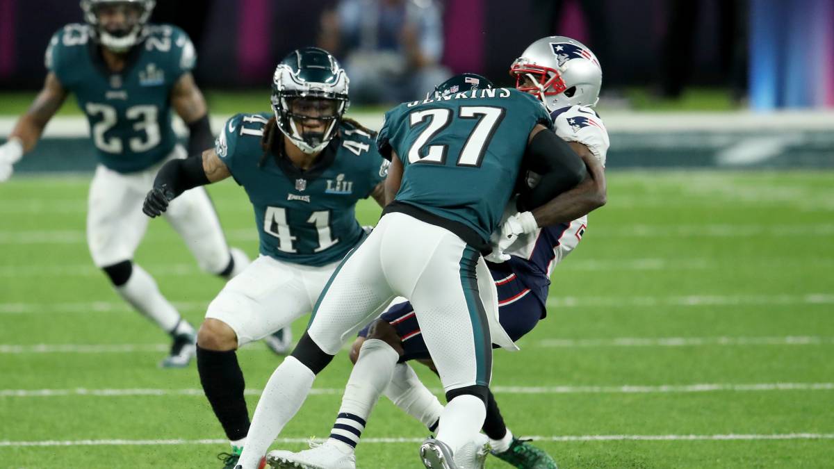 Jugador de fútbol americano taclea a contrincante
